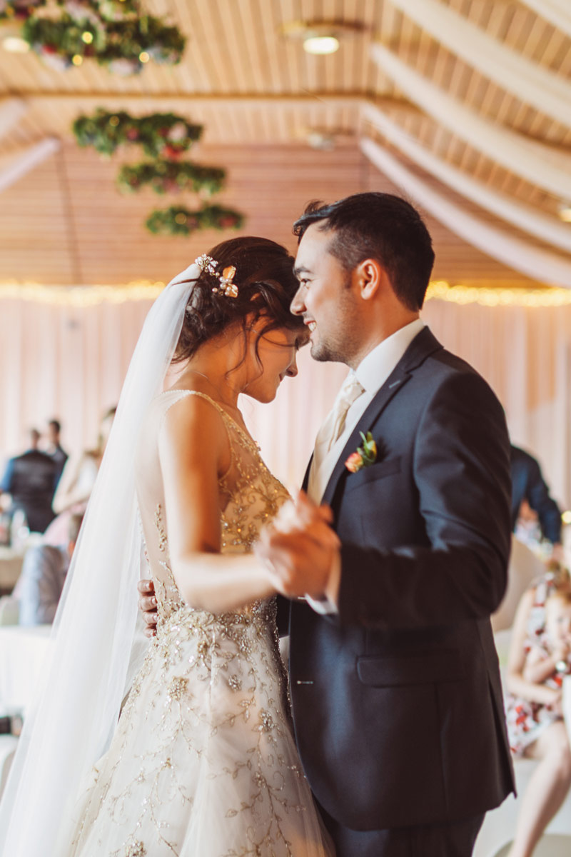 wedding reception bride groom dance